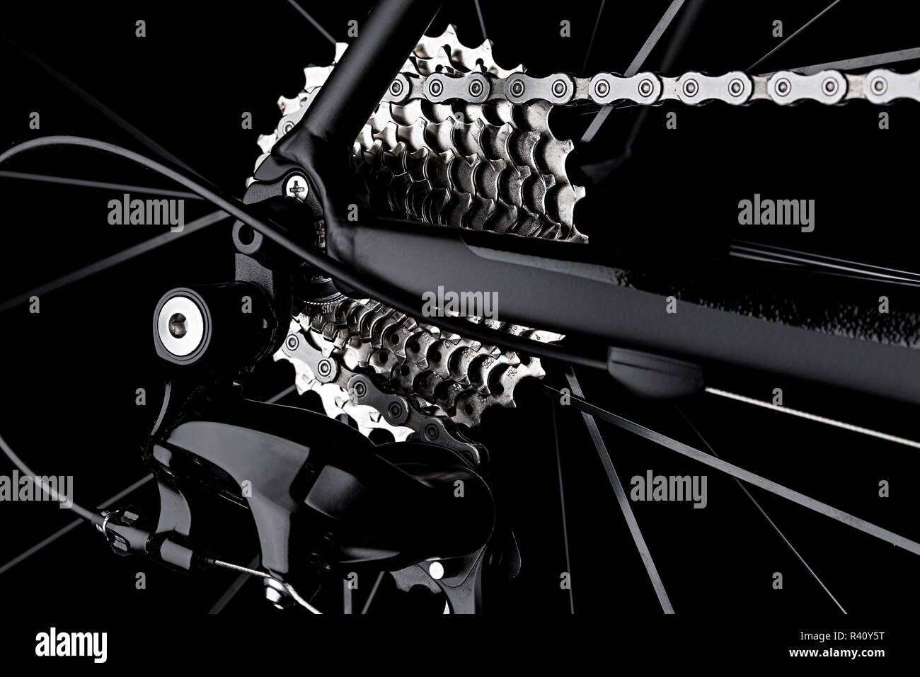 Noleggio bici deragliatore posteriore ingranaggio catena casette dettaglio  chiudere up shot nero lo sfondo scuro Foto stock - Alamy
