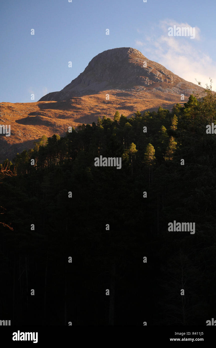 Il Pap di Glencoe, di sole sulle montagne nelle Highlands Scozzesi. Foto scattata da Invercoe Villiage Foto Stock