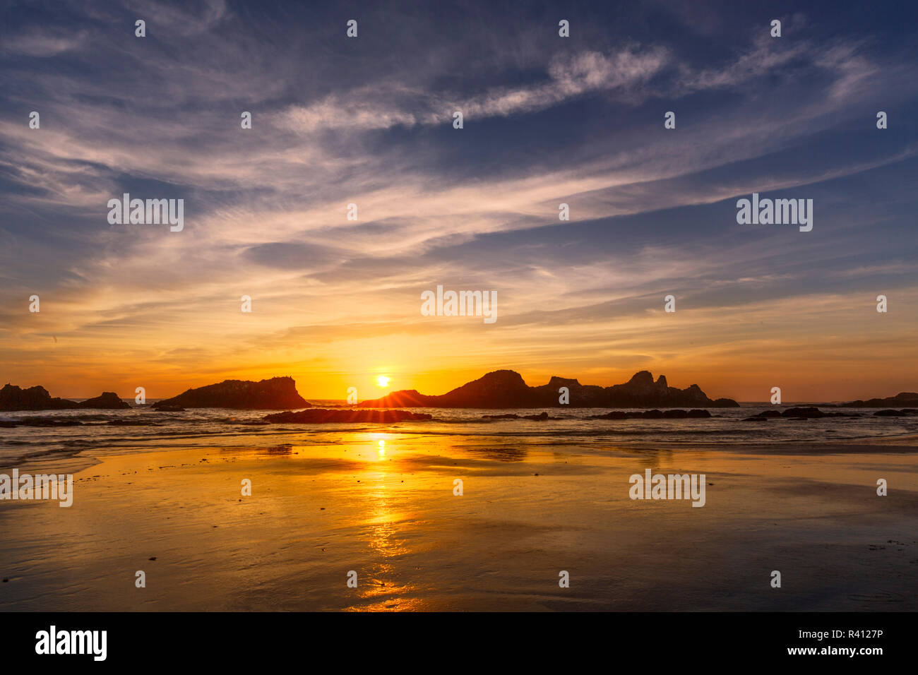 Seastack al tramonto, dalla guarnizione Rock State Park, Oregon Foto Stock