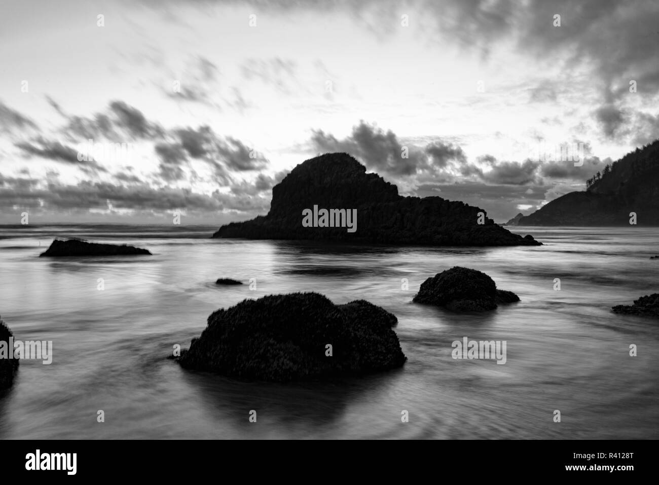 La spiaggia e il mare di pile al tramonto, Indian Beach, Ecola State Park, Oregon Foto Stock