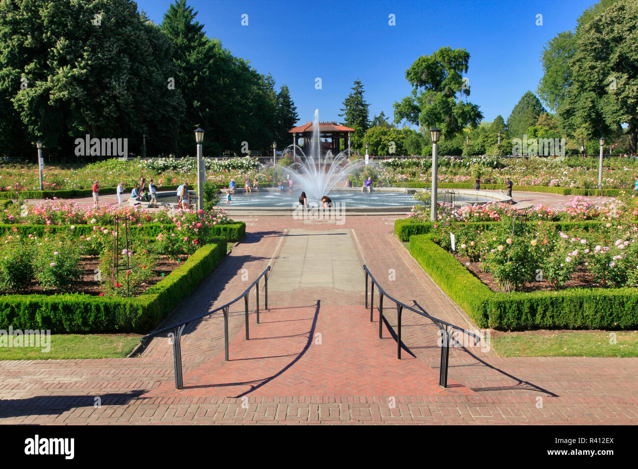 Stati Uniti d'America, Oregon, Portland. Fontana nella penisola parco e giardino di rose. Credito come: Steve Terrill Jaynes / Galleria / DanitaDelimont.com Foto Stock
