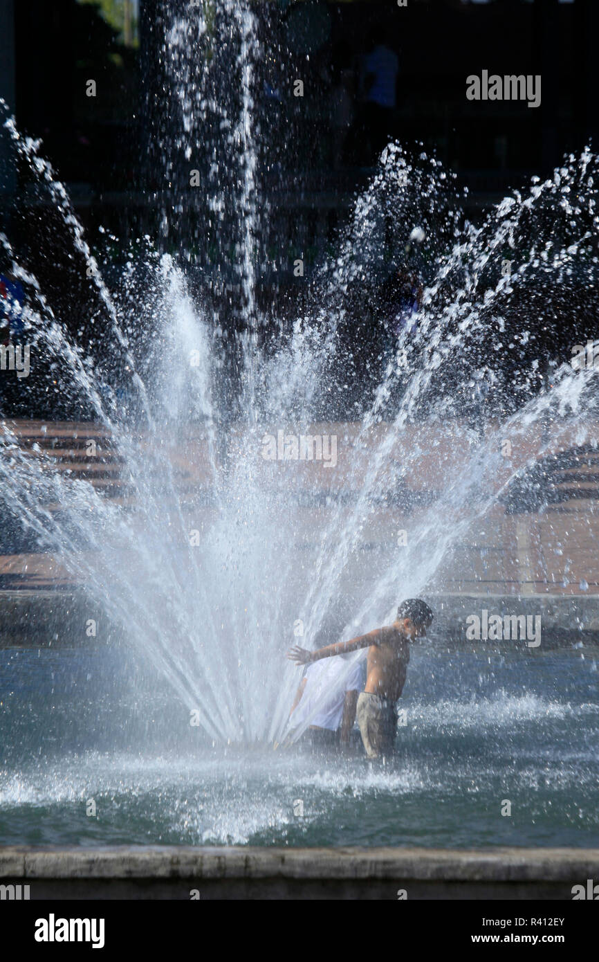 Stati Uniti d'America, Oregon, Portland. Ragazzo giocando in penisola parco Fontana. Credito come: Steve Terrill Jaynes / Galleria / DanitaDelimont.com Foto Stock