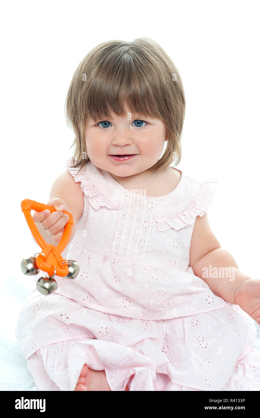 Sweet little girl con un sonaglio Foto Stock