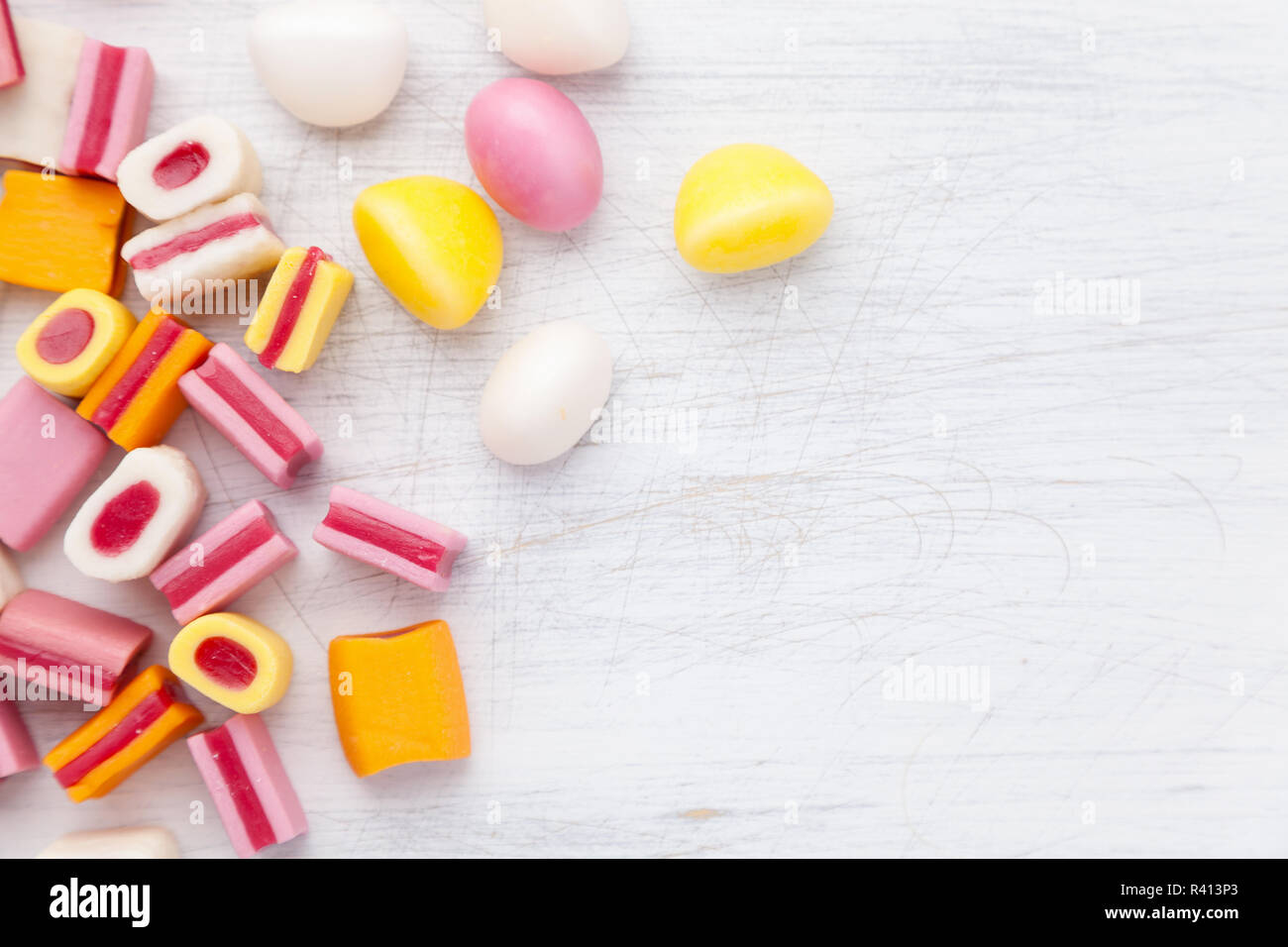 Deliziosi dolci caramelle con spazio di copia Foto Stock