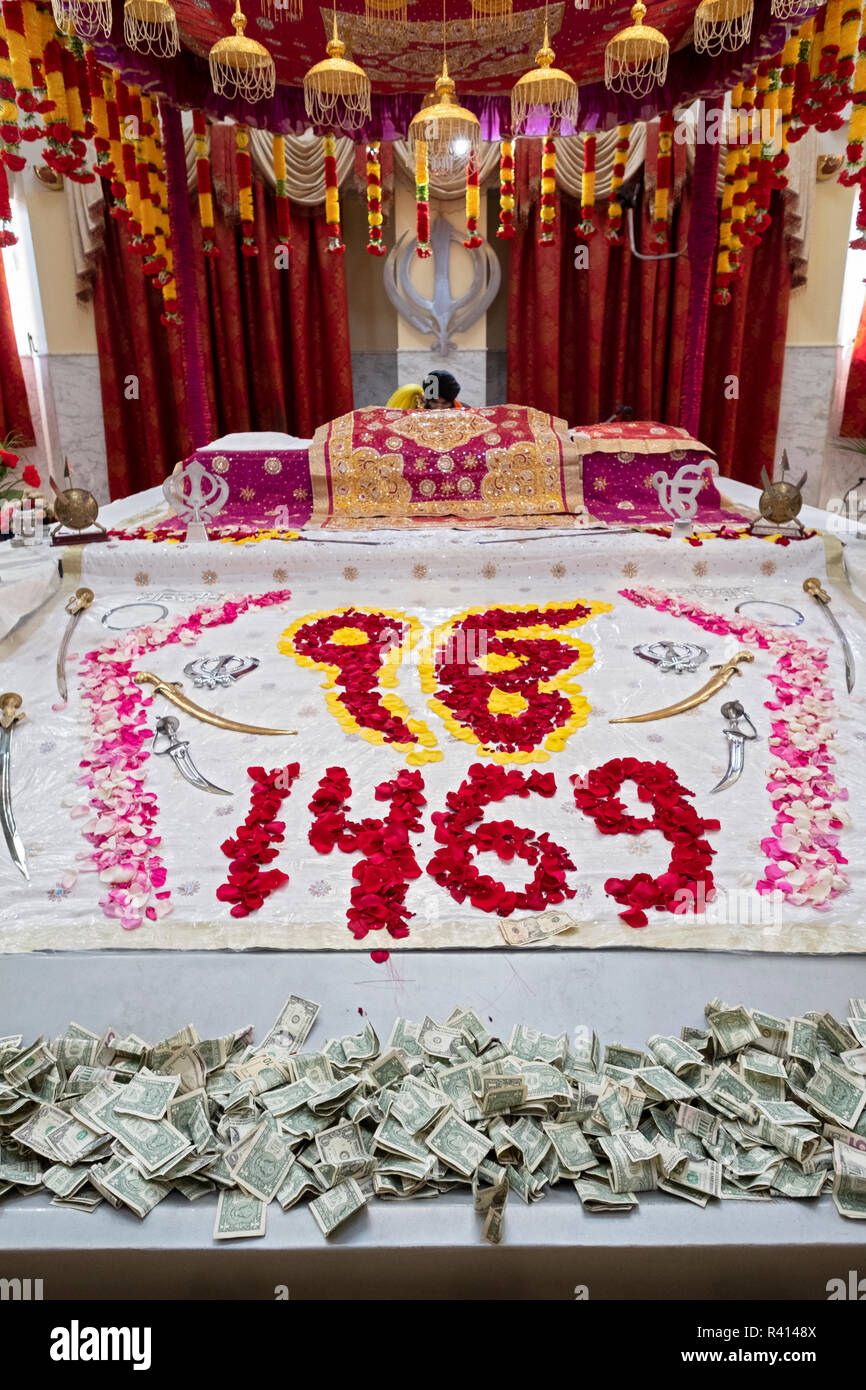 Altare della religione Sikh Società culturale di tempio in Richmond Hill, Queens, a New York appositamente decorate per il compleanno del Guru Nanak. Foto Stock
