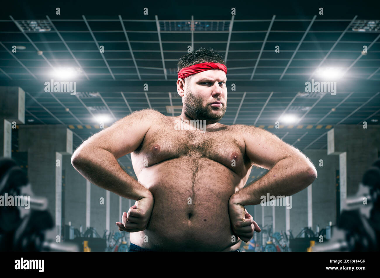 Fat atleta in allenamento nel centro fitness club, obesità. Problema di sovrappeso, formazione in palestra motivazione Foto Stock