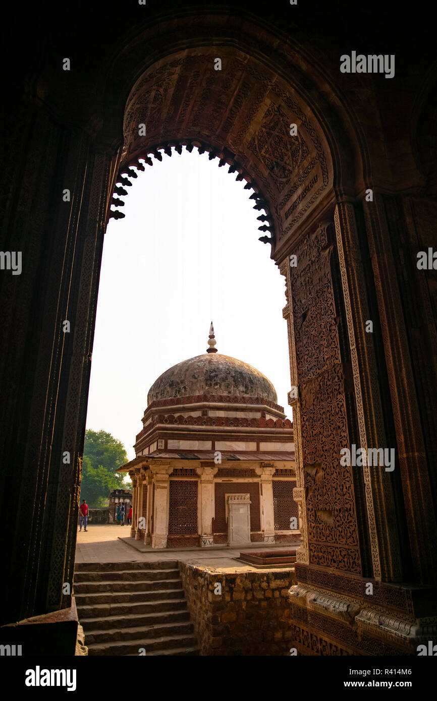 Indian,arco islamica,lotus finge sulla parte superiore,prima Qutab Minar,Delhi,sud di New Delhi,N.C.R.India. Foto Stock