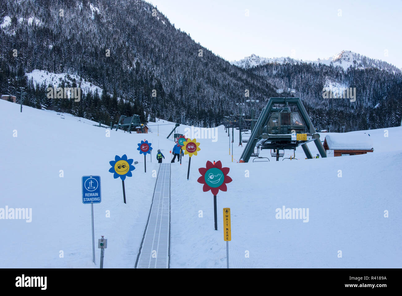 Stati Uniti d'America, nello Stato di Washington, Crystal Mountain Resort. Scoperta di sollevamento e di traino della gioventù Foto Stock