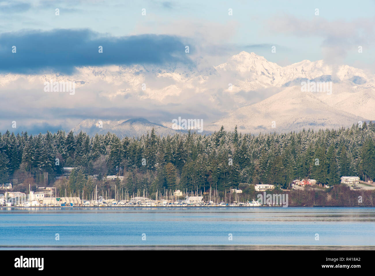 Stati Uniti d'America, nello Stato di Washington, Olympic Mountains. Nevicata fresca cappotti montagne costiere e le Kitsap Peninsula. Foto Stock