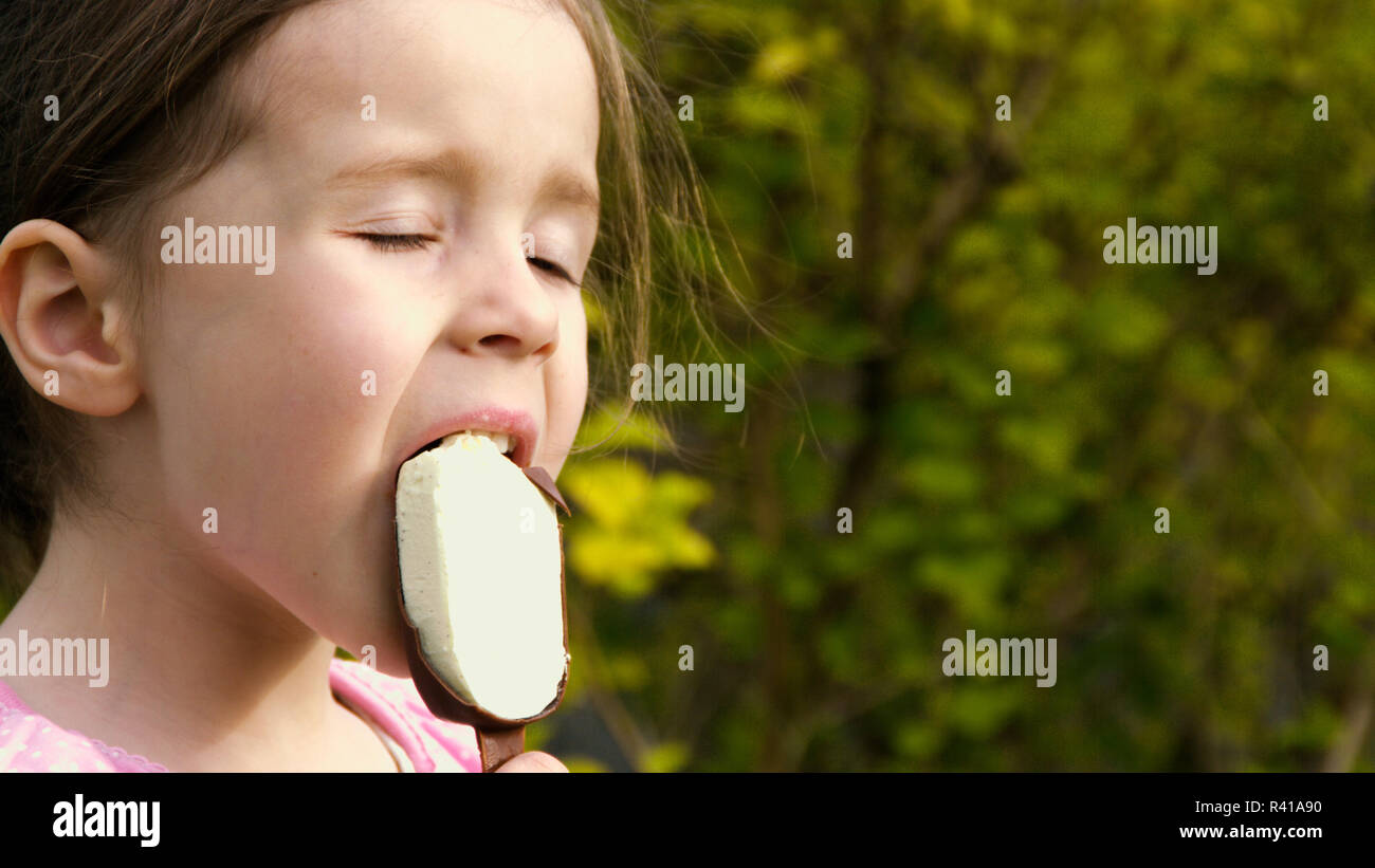 Una bambina mangia nel verde eschimese limon - parte 3 Foto Stock