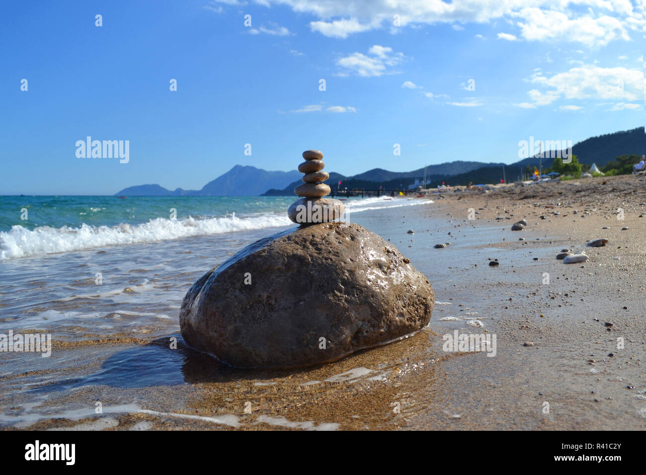 Zen pietre sulla spiaggia nella giornata di sole Foto Stock