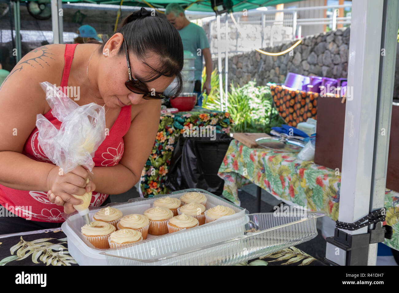 Il capitano Cook, Hawaii - una donna che prepara i tortini alla pura Kona Green Market. Foto Stock