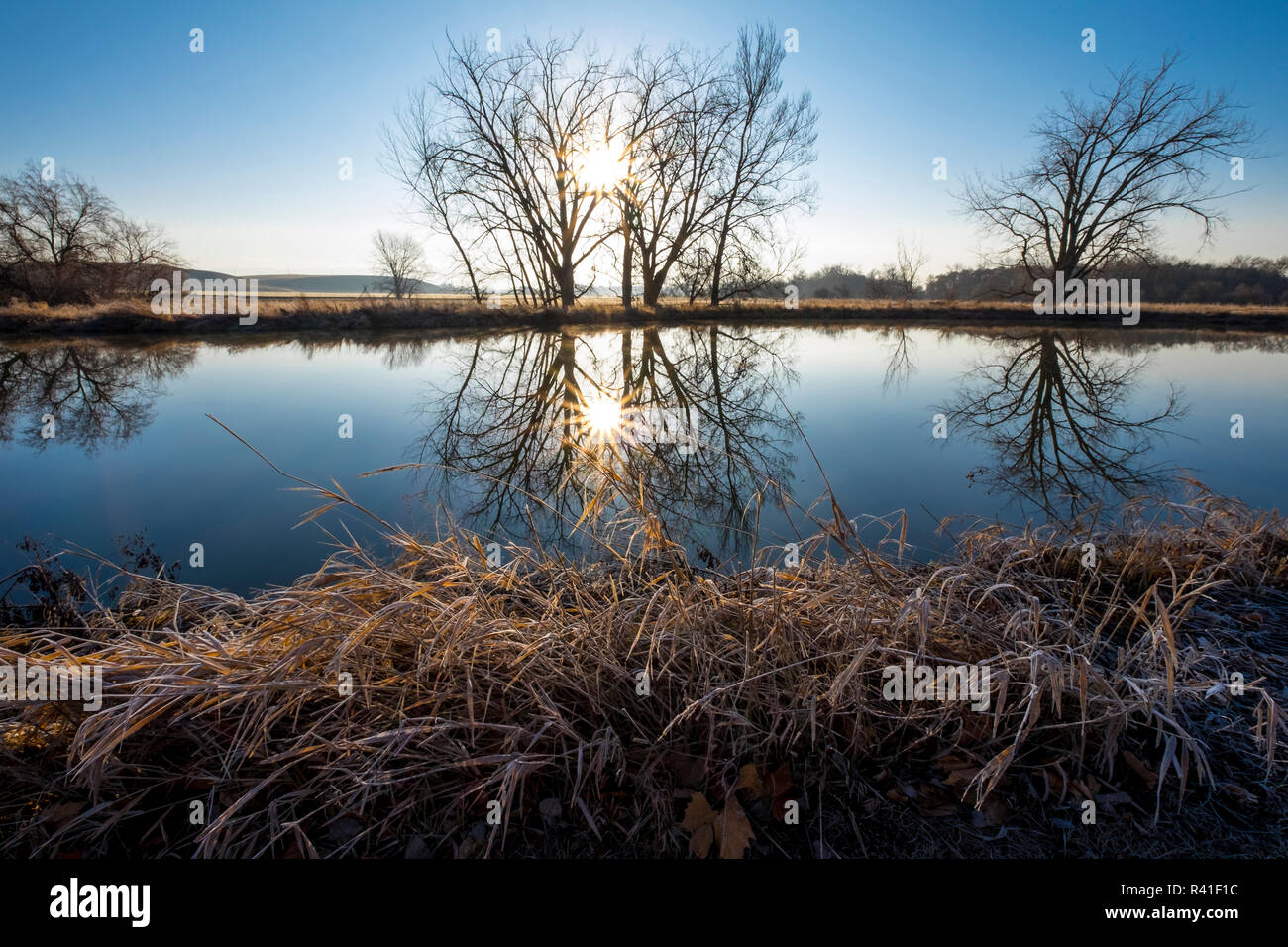 Stati Uniti d'America, nello Stato di Washington, Walla Walla County. Whitman Mission National Historic Site, Mill pond riflette il sunrise. Foto Stock