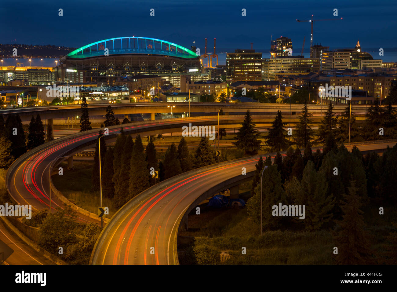 Stati Uniti d'America, nello Stato di Washington, Seattle. Le superstrade al tramonto con il secolo Campo in background. Foto Stock