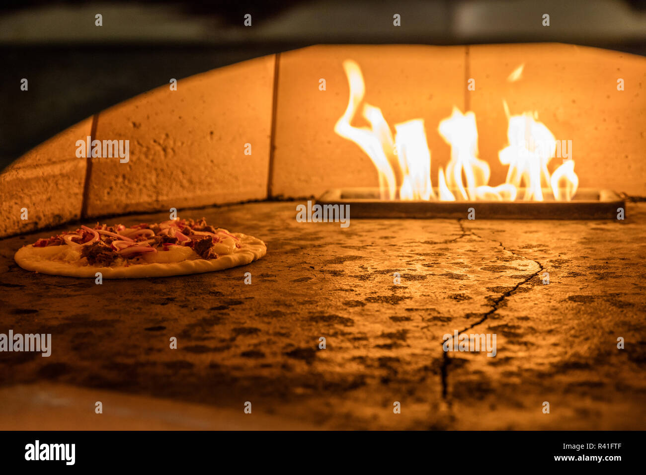 La cottura della pizza nel gas Fired mattone cotto in forno Spokane, nello Stato di Washington, USA Foto Stock