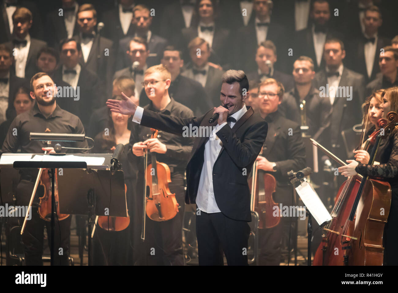 Kiev, Ucraina - 22 novembre 2018: conduttore di Symphony Orchestra Andrey Chernyi archi durante la 'Gioco di troni " Concerto al Palazzo Nazionale delle Arti Foto Stock