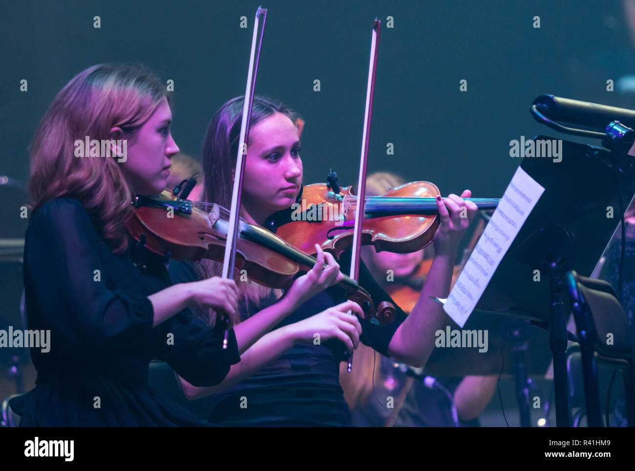 Kiev, Ucraina - 22 novembre 2018: violinisti di Symphony Orchestra (conduttore Andrey Chernyi) eseguire sul palco durante "il gioco dei troni " concerto un Foto Stock