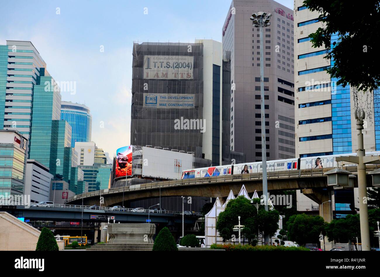 Moderna immagine urbana con trasporto in treno sopraelevato BTS e edifici sopraelevati Centro di Bangkok Thailandia Foto Stock