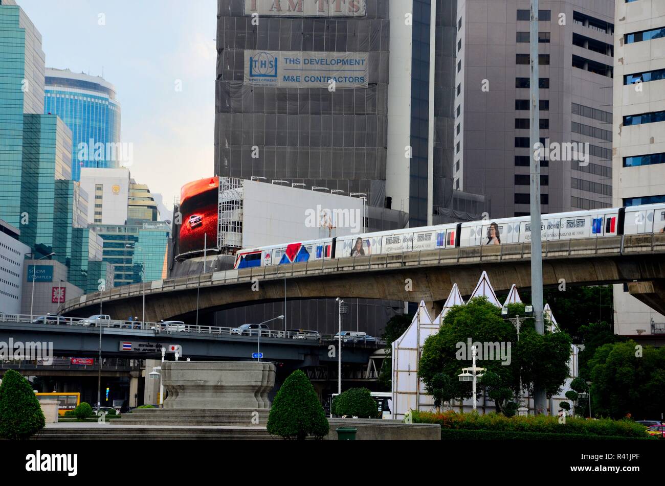 Moderna immagine urbana con trasporto in treno sopraelevato BTS e edifici sopraelevati Centro di Bangkok Thailandia Foto Stock
