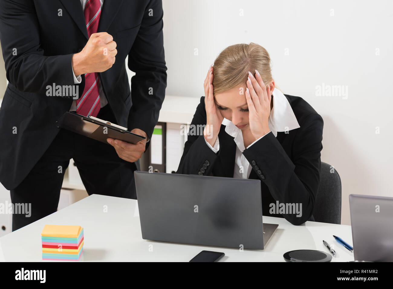 Boss di biasimare un dipendente per i cattivi risultati Foto Stock