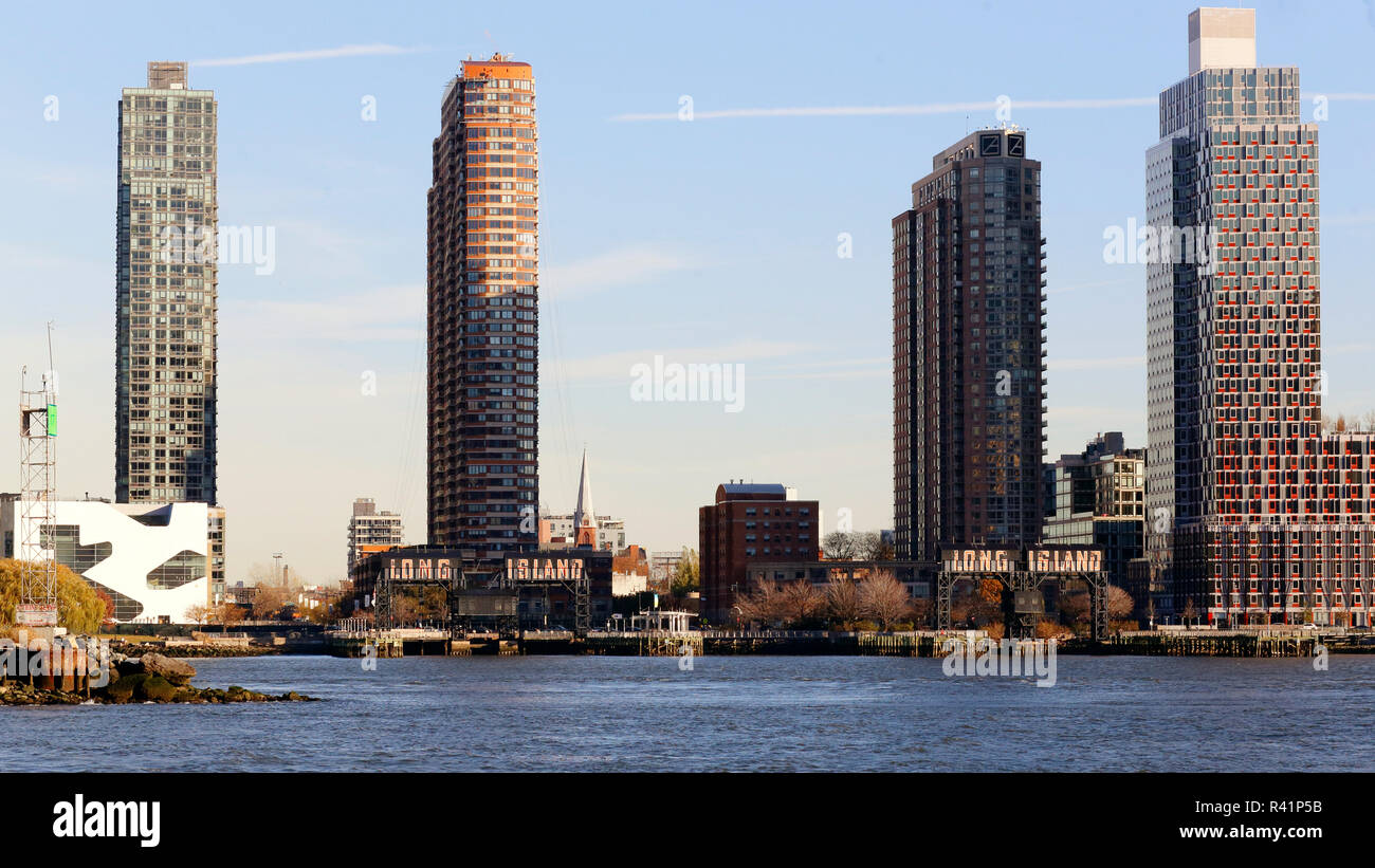 Giganteschi edifici di appartamenti sul lungomare lungo il Gantry Plaza stato parco nel punto di cacciatori quartiere della città di Long Island, New York City Foto Stock