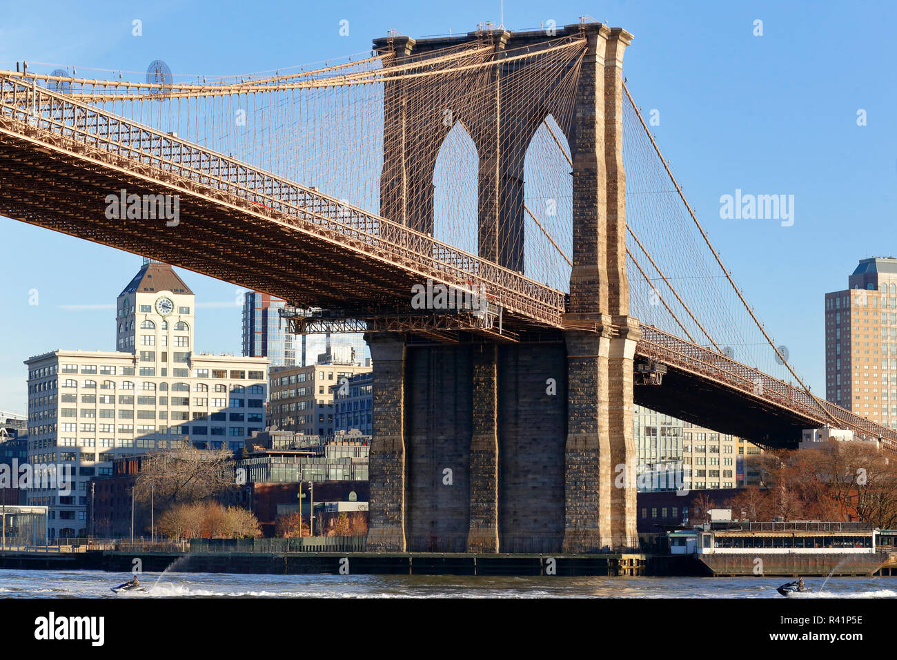 Il Ponte di Brooklyn e jet sciatori, New York, NY Foto Stock