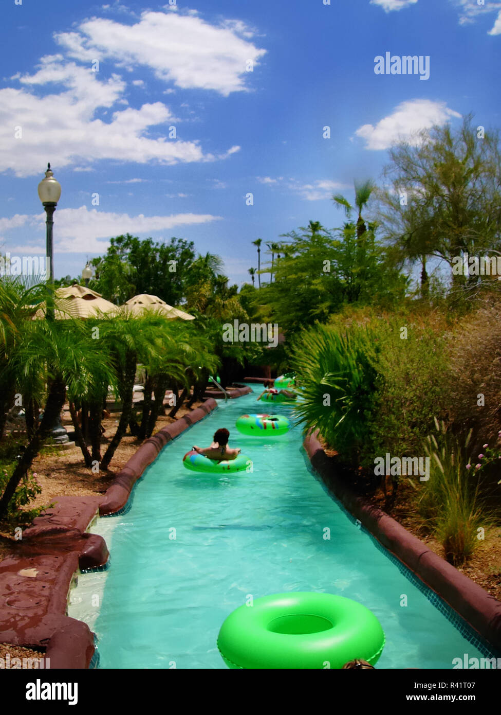 Nuotatori galleggiante in tubi su un fiume pigro ride in Arizona Foto Stock