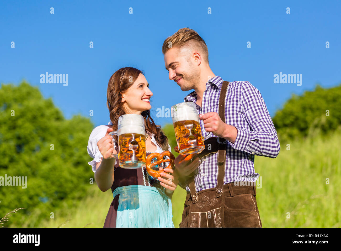 Deutsches Paar in Tracht trinkt Bier Foto Stock