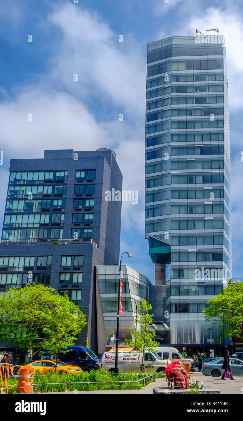 La città di New York, USA, maggio 2018, vista Standard hotel in East Village da Cooper Square, Manhattan Foto Stock
