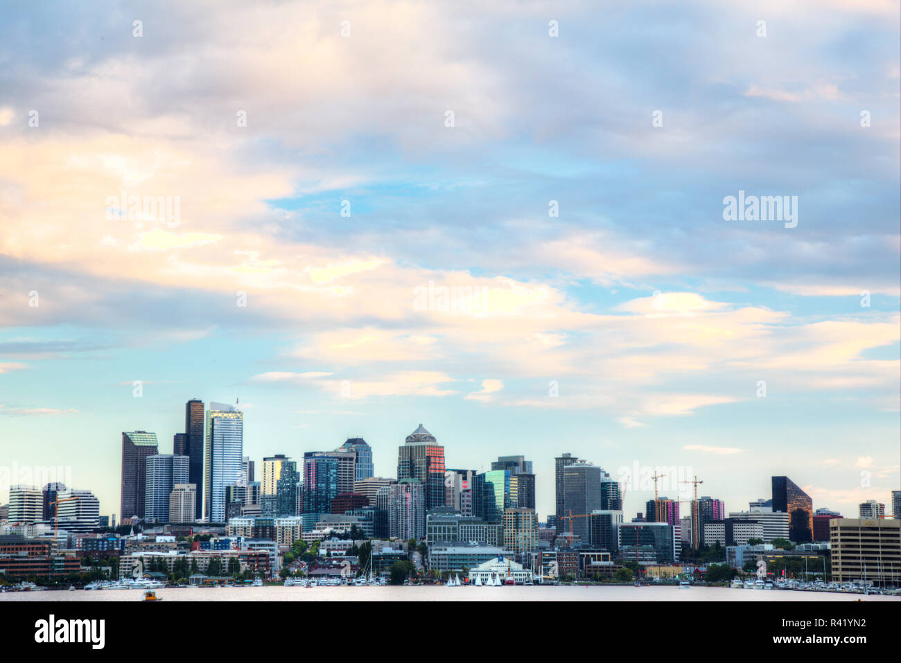 Stati Uniti d'America, nello Stato di Washington, Seattle, luce della sera come visto dal lago di unione Foto Stock