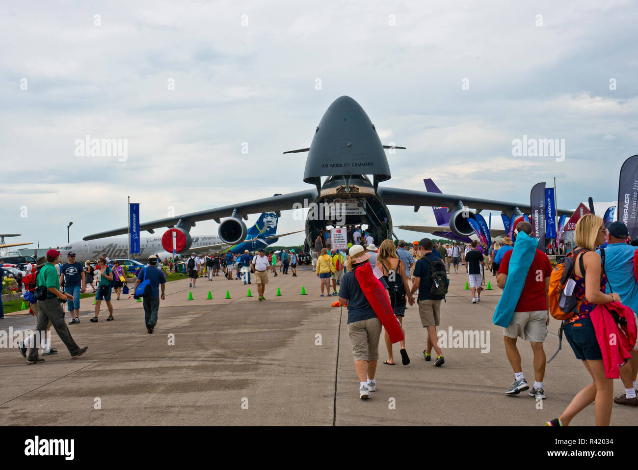 Stati Uniti d'America, Wisconsin, Oshkosh, AirVenture 2016, Boeing Centennial Plaza, Lockheed C-5 Galaxy del 312 Airlift Squadron, USAF Foto Stock