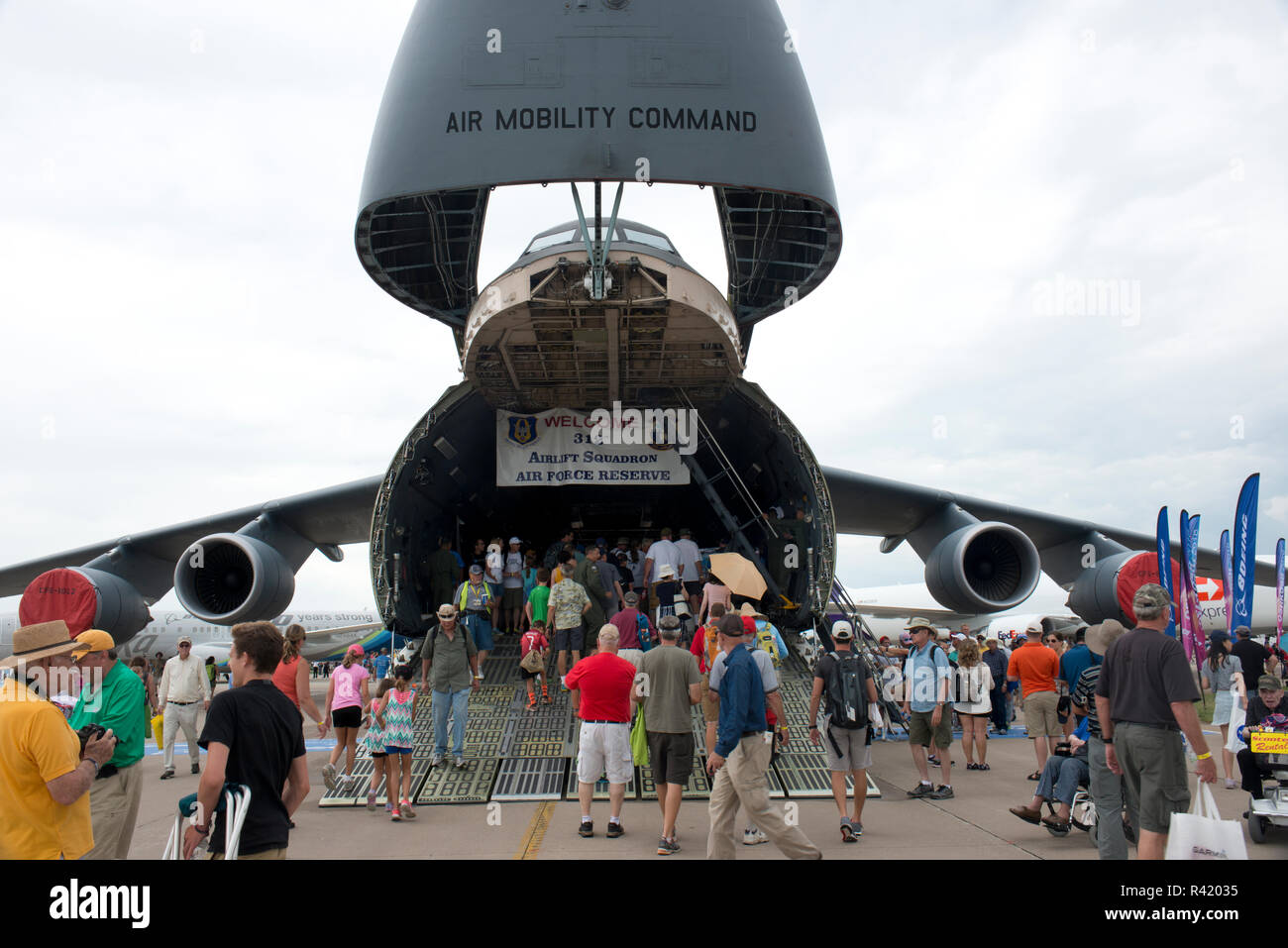 Stati Uniti d'America, Wisconsin, Oshkosh, AirVenture 2016, Boeing Centennial Plaza, Lockheed C-5 Galaxy del 312 Airlift Squadron, USAF Foto Stock