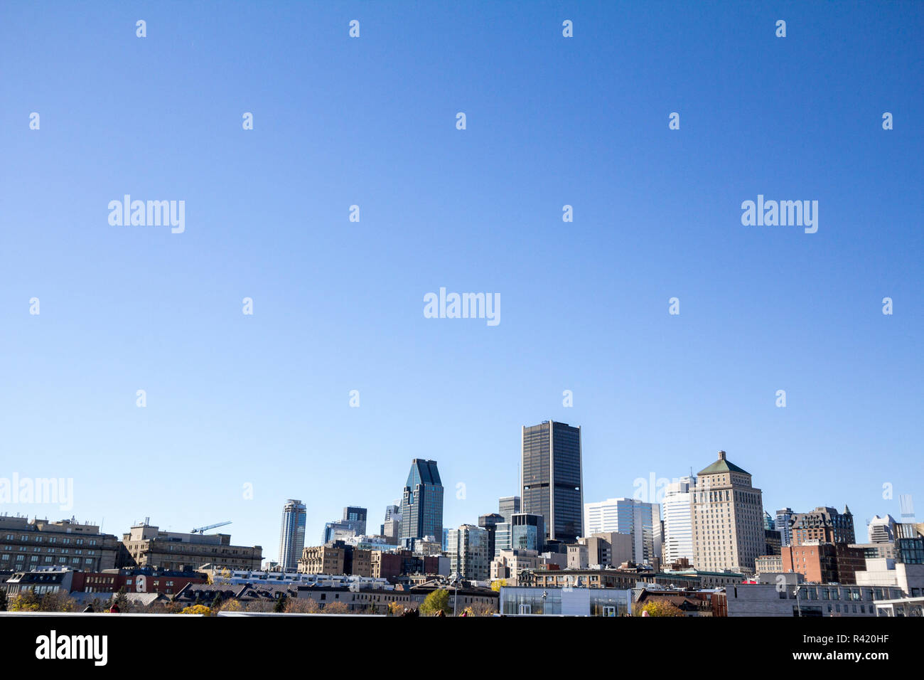 Lo skyline di Montreal, con gli edifici iconici della vecchia Montreal (Vieux Montréal e il CBD e grattacieli aziendali adottate dal porto. Montreal è il Foto Stock