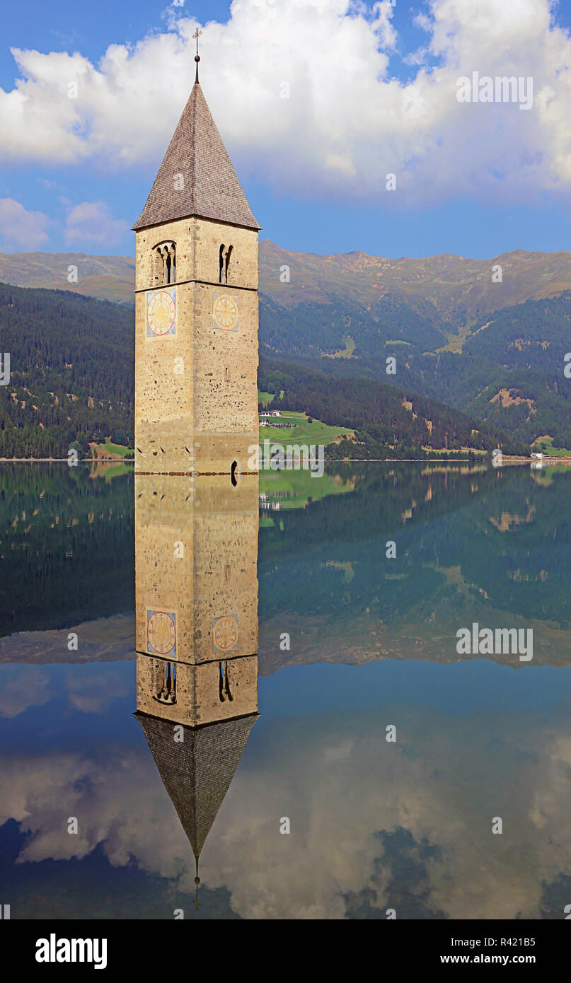 Campanile di una chiesa in reschensee - simbolo della Val Venosta Foto Stock