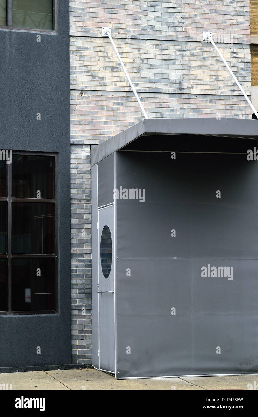 Chicago, Illinois, Stati Uniti d'America. La pianura, ingresso non marcati per la casa editrice Alinea ristorante di Chicago's Lincoln Park quartiere. Foto Stock