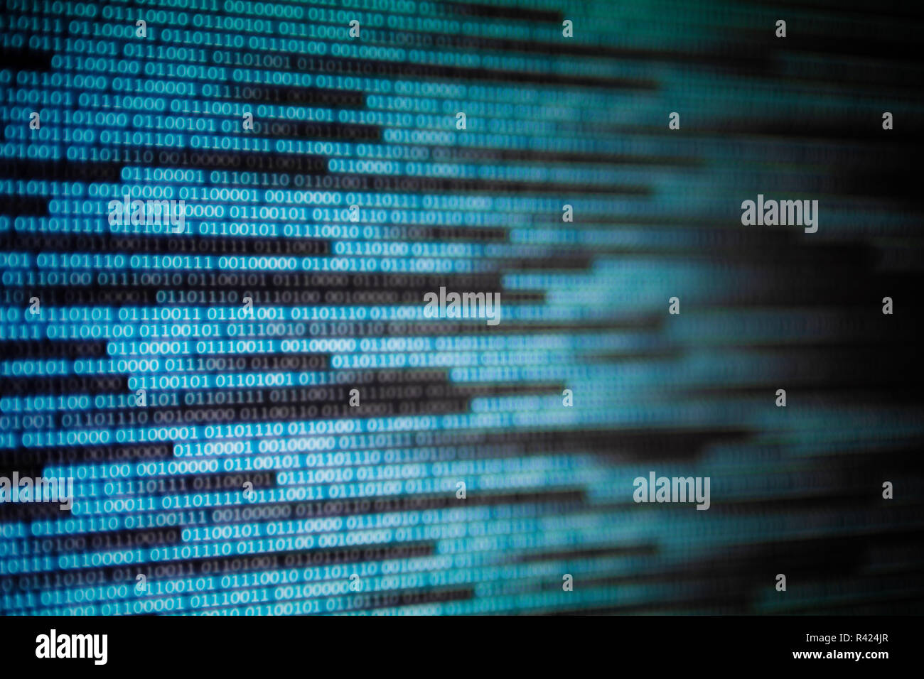 Il cyberspazio dati concetto di trasferimento. Blu codice binario. computer ai dati di intelligence connessione internet i concetti. Foto di schermo di computer dis Foto Stock