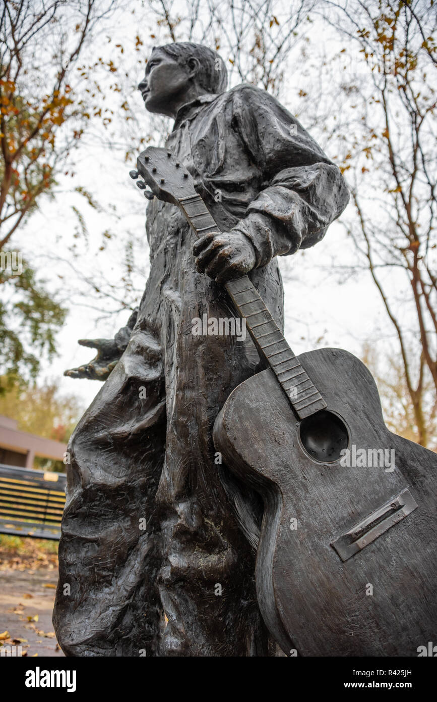 Giovani Elvis Presley statua vicino alla casa dove nacque a Tupelo, Mississippi. (USA) Foto Stock