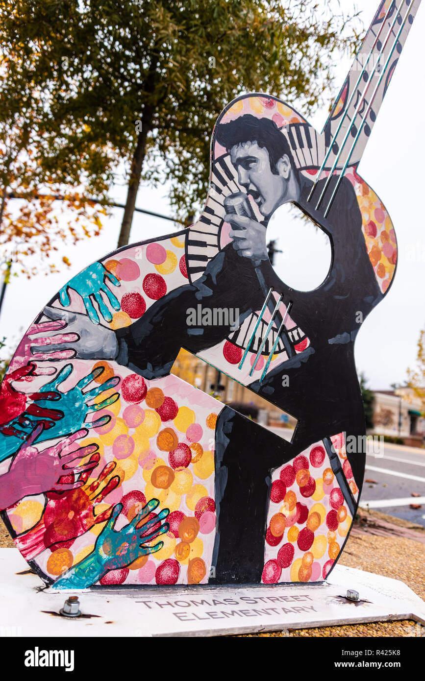 Elvis Presley scultura di chitarra nel centro cittadino di Tupelo, Mississippi. (USA) Foto Stock