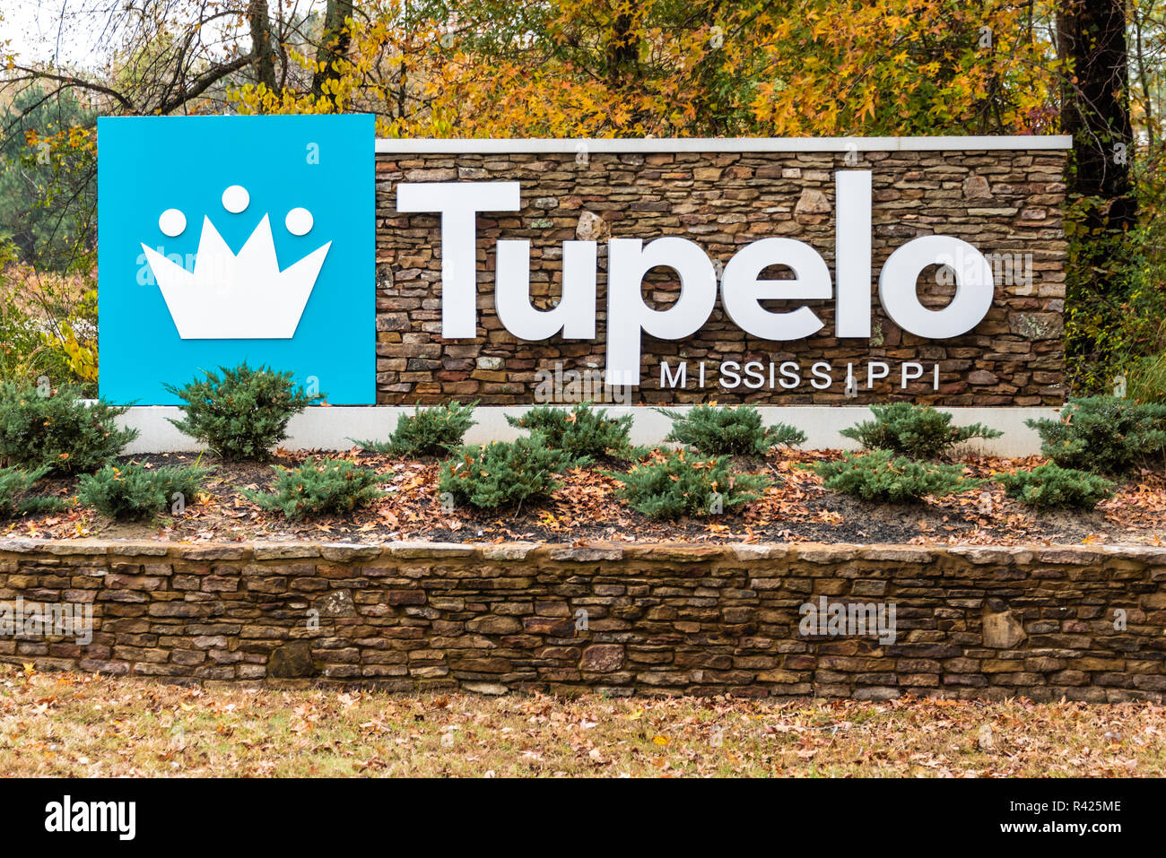 Città segno di benvenuto in Tupelo, Mississippi. (USA) Foto Stock
