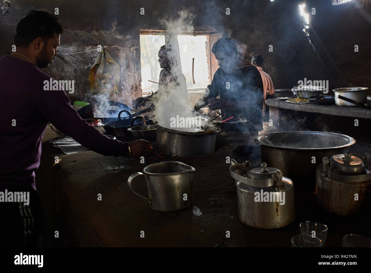 28-Dec-2014-cucina indiana tradizionale cibo stradale snodo(Dhaba) 70 km da Jamshedpur nello stato del Jharkhand india asia Foto Stock