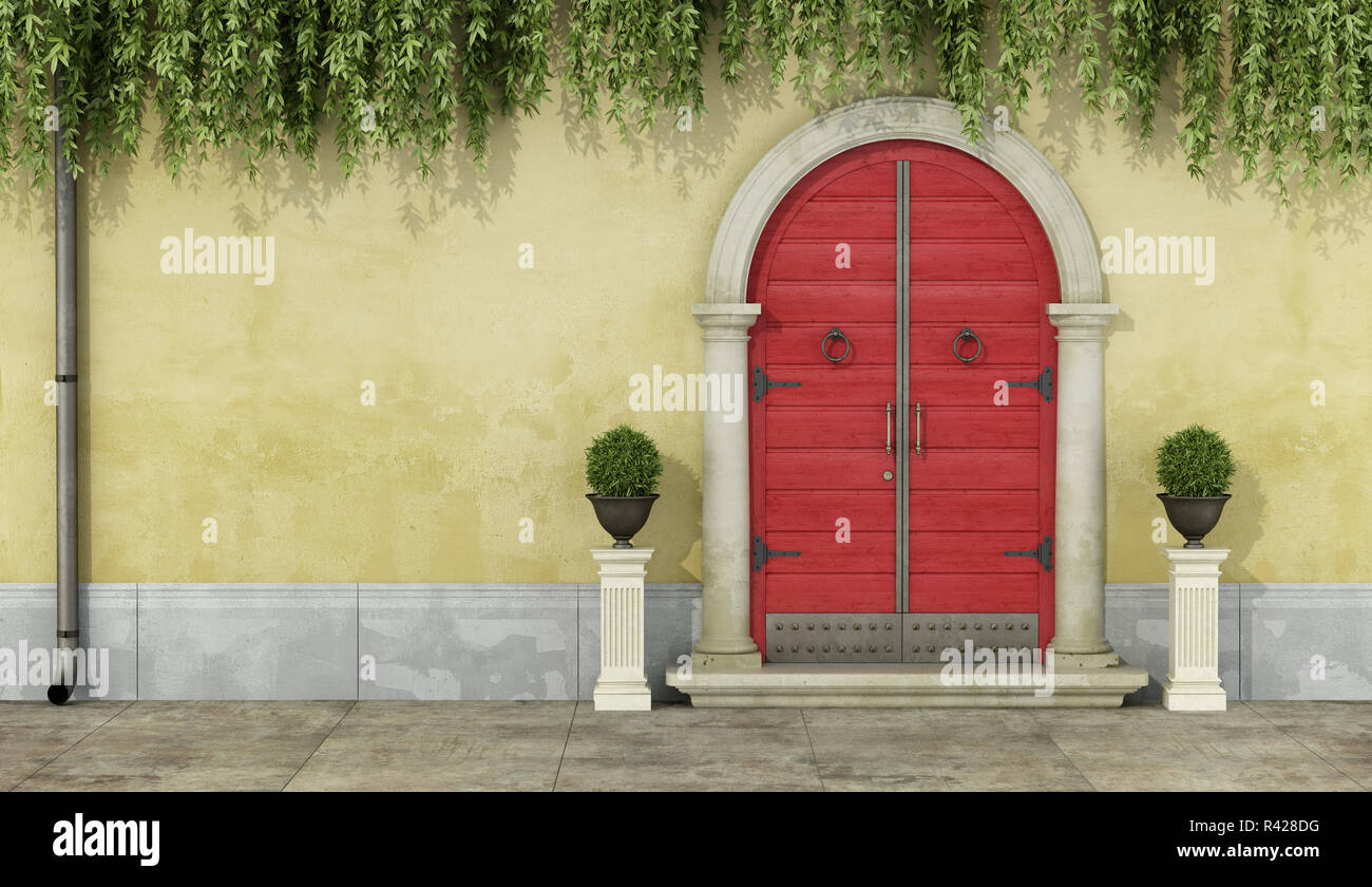 Facciata classica con porta rossa Foto Stock