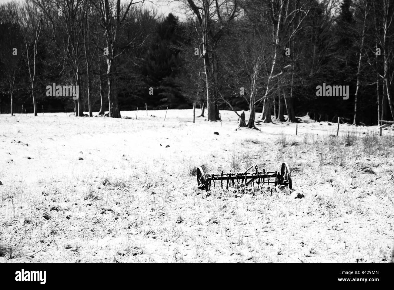 Antico aratro in Wisconsin campo gli agricoltori in inverno Foto Stock