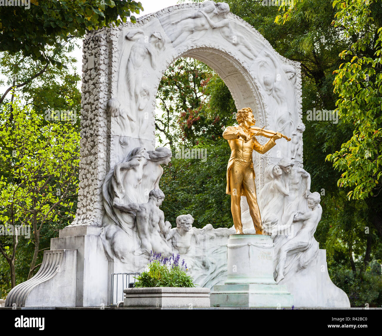 Golden monumento Johann Strauss nel parco della città di Vienna Foto Stock