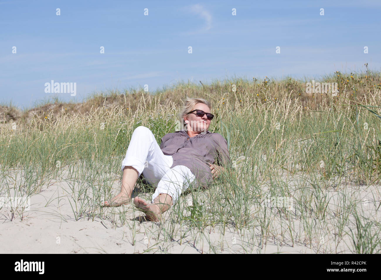 Urlauberin rilassato in Dune Foto Stock
