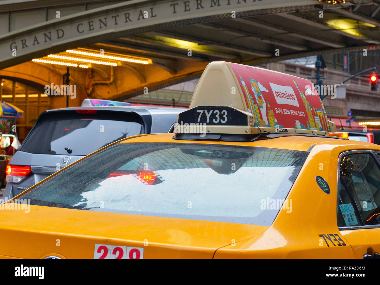 Nonostante il rapido aumento di Uber e Lyft e la caduta commisurate nel medaglione costi il taxi giallo rimane onnipresente nelle strade della città di New York Foto Stock