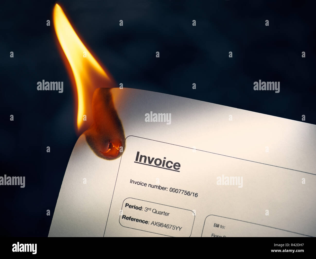 Primo piano della fattura di carta bruciato sul fuoco Foto Stock