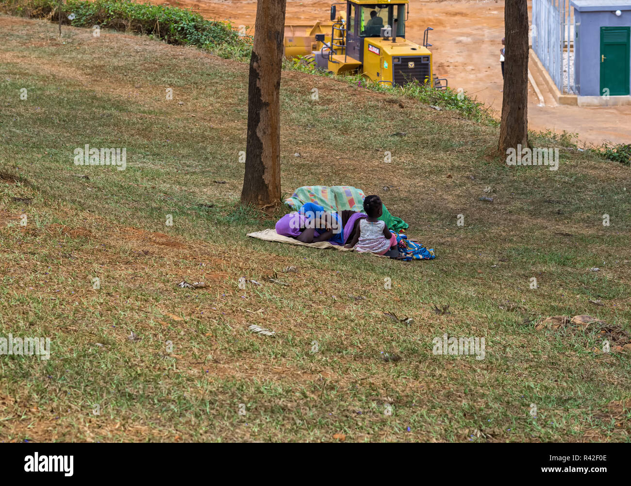 Il Kigali, Ruanda - OTTOBRE 23,2017: Kiyovu questo è un prato di fronte al San Famille chiesa in KN 3 Road.Alcune persone usano questo prato per rilassarsi per un po'. Foto Stock