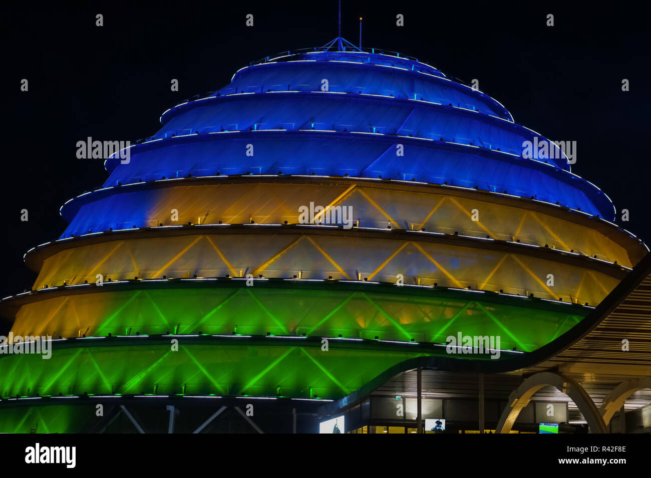 Il Kigali, Ruanda - OTTOBRE 23,2017: Convention Center sul tetto sono colorate luci nella notte. Nella costruzione si organizzano numerosi eventi,allegato Foto Stock