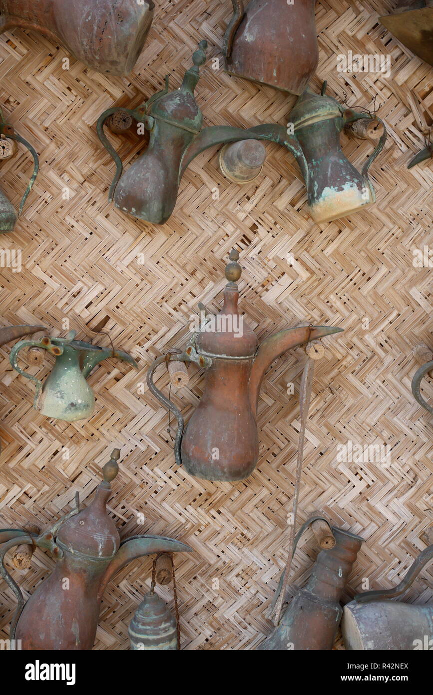 Selezione di tradizionali pentole di caffè arabe, dallah, in mostra al Museo della Casa Rashid al Oraifi, Muharraq, Regno del Bahrain Foto Stock