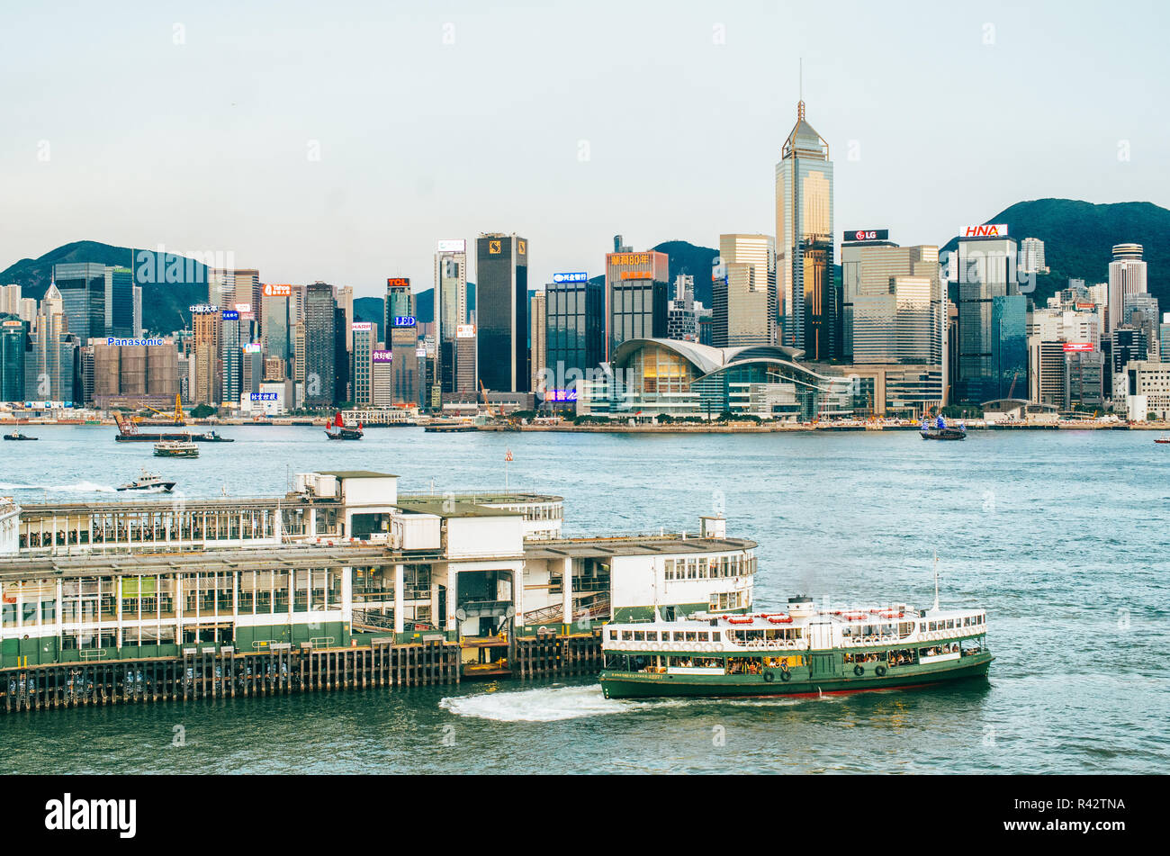 Dal Molo dei Traghetti Star con skyline di Hong Kong Foto Stock